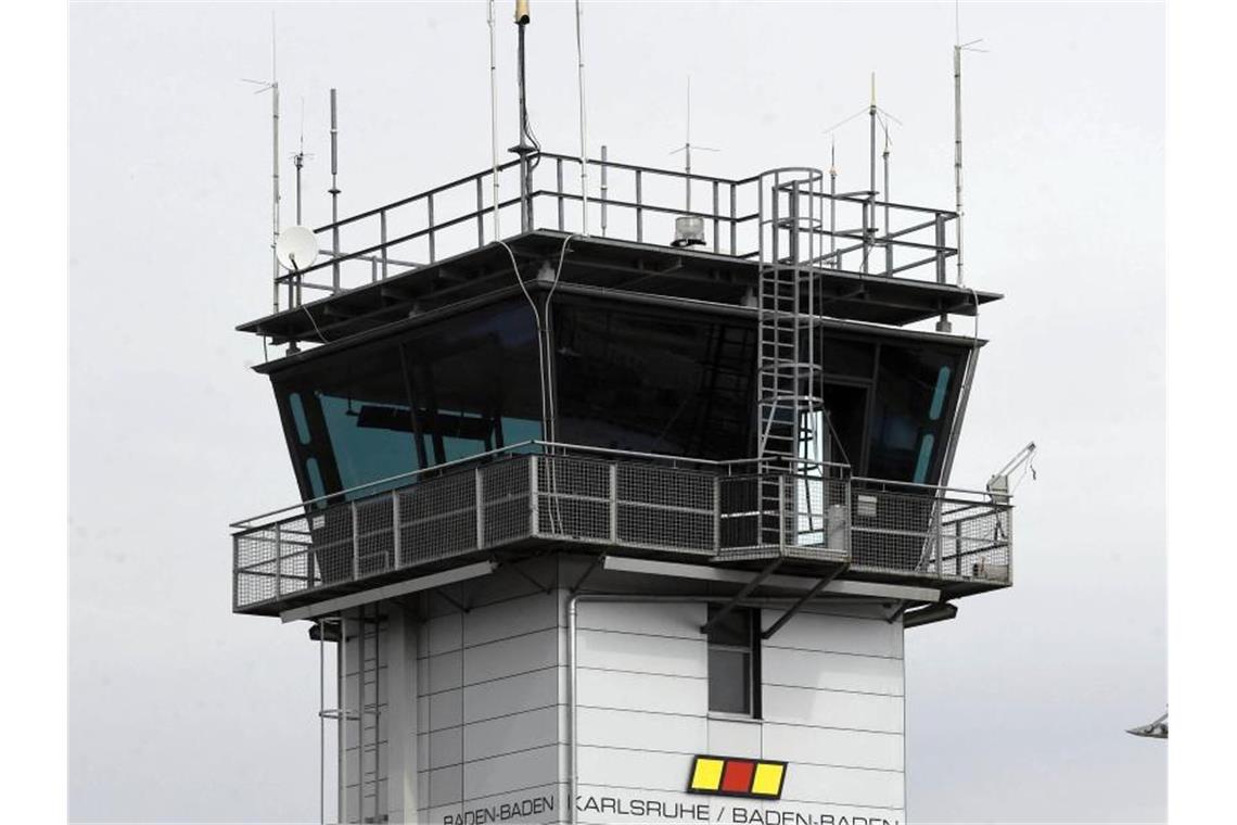 Flughäfen fahren Betriebszeiten runter Tower am Flughafen Karlsruhe/Baden-Baden. Foto: Uli Deck/dpa/Archivbild