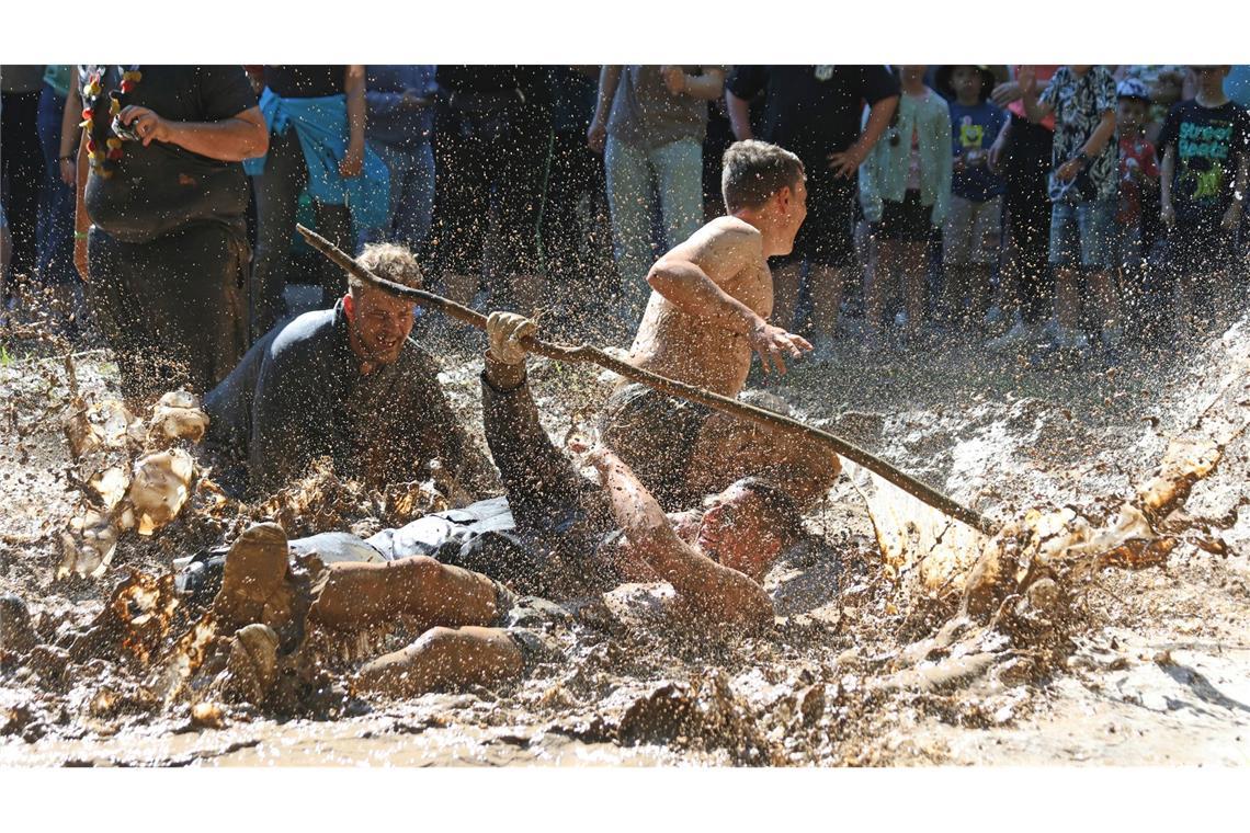 Tradition an der Wildbahn: Dreckschweinfest 2026 in Hergisdorf endet mit Sprüngen ins Schlammloch.