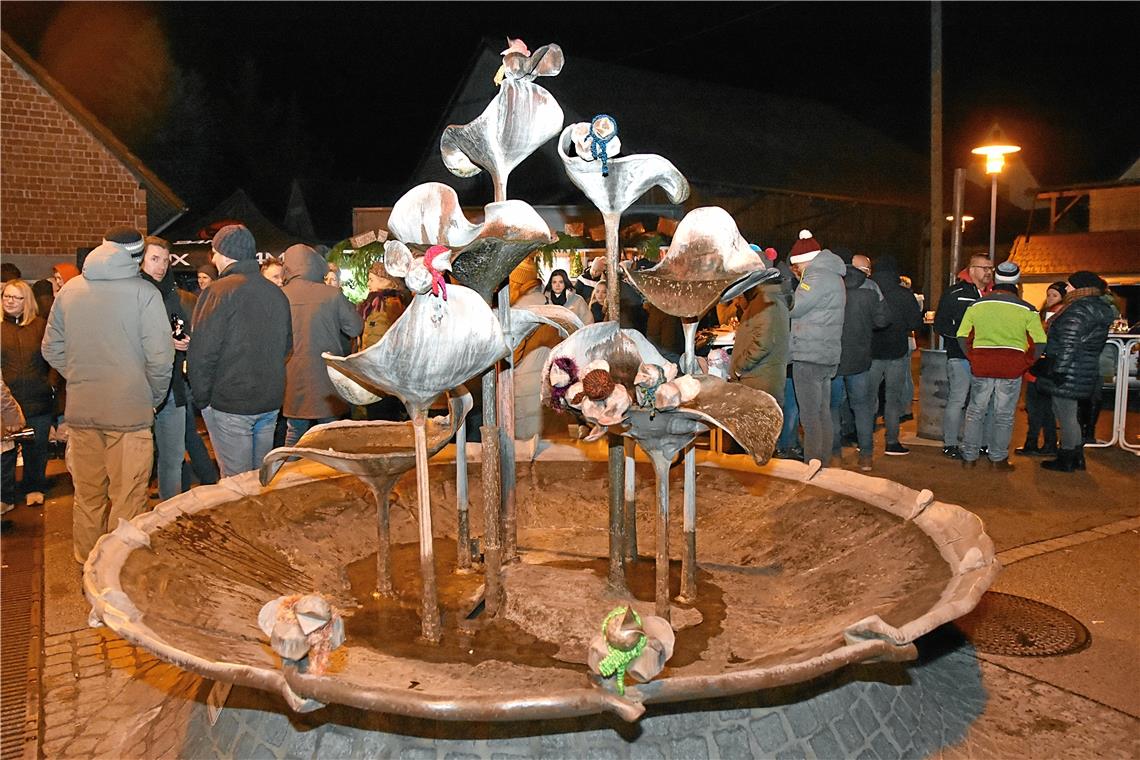 Traditionell bekommt das Federvieh am Marktbrunnen in Allmersbach im Tal  in der...