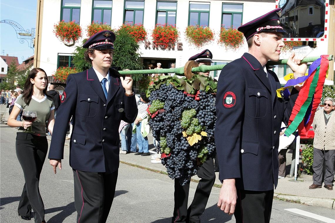 Kelterfest in Kleinaspach findet am Wochenende statt Traditionell Bestandteil des Umzugs am Festsonntag: Die Kalebs-Traube, die von Mitgliedern der freiwilligen Feuerwehr getragen wird. Archivfotos: Edgar Layher