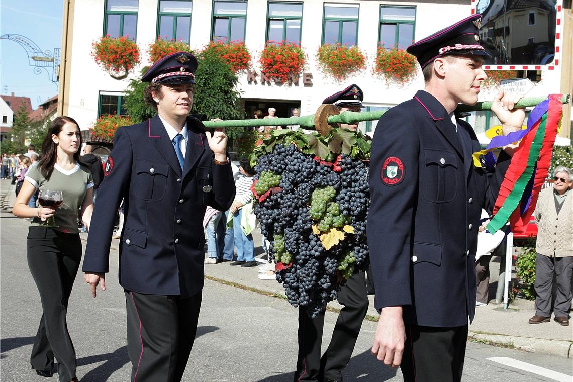 Traditionell Bestandteil des Umzugs am Festsonntag: Die Kalebs-Traube, die von Mitgliedern der freiwilligen Feuerwehr getragen wird. Archivfotos: Edgar Layher