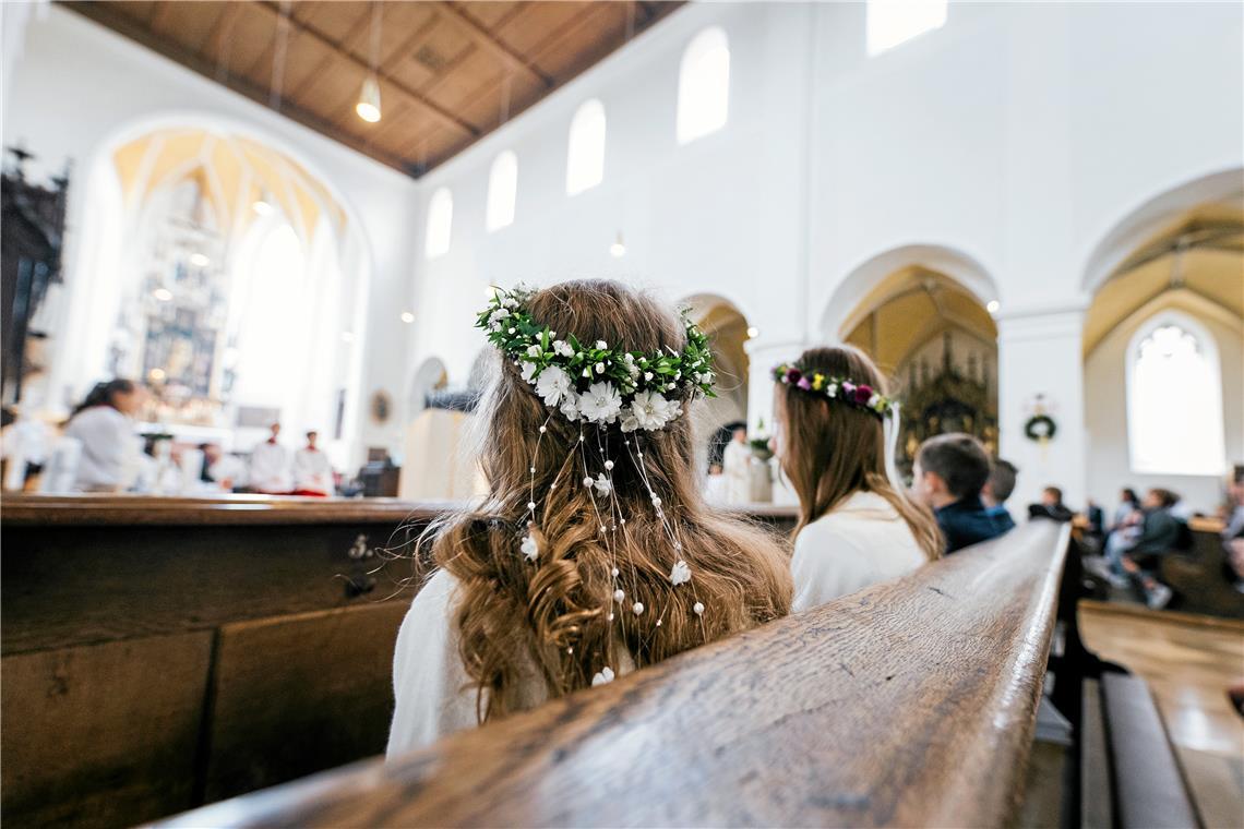Im Raum Backnang heißt es bei der Erstkommunion: Mitgestalten statt nur Mitfeiern Traditionell ziehen die Kinder zur Erstkommunion in weißen Gewändern in die Kirche ein. Foto: Adobe Stock/Hendrik