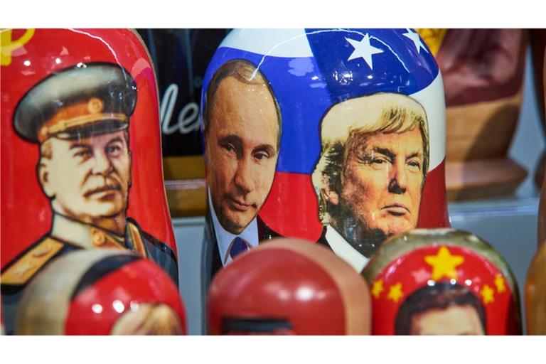 Traditionelle russische Holzpuppen, genannt Matrjoschka, die den sowjetischen Führer Josef Stalin (l-r), den russischen Präsidenten Wladimir Putin und den US-Präsidenten Donald Trump darstellen, werden in einem Souvenirladen in Moskau zum Verkauf angeboten.