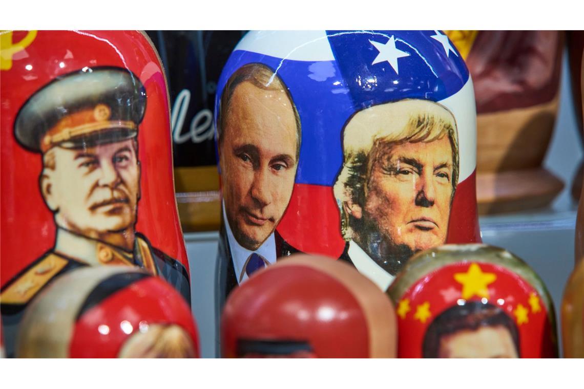 Traditionelle russische Holzpuppen, genannt Matrjoschka, die den sowjetischen Führer Josef Stalin (l-r), den russischen Präsidenten Wladimir Putin und den US-Präsidenten Donald Trump darstellen, werden in einem Souvenirladen in Moskau zum Verkauf angeboten.