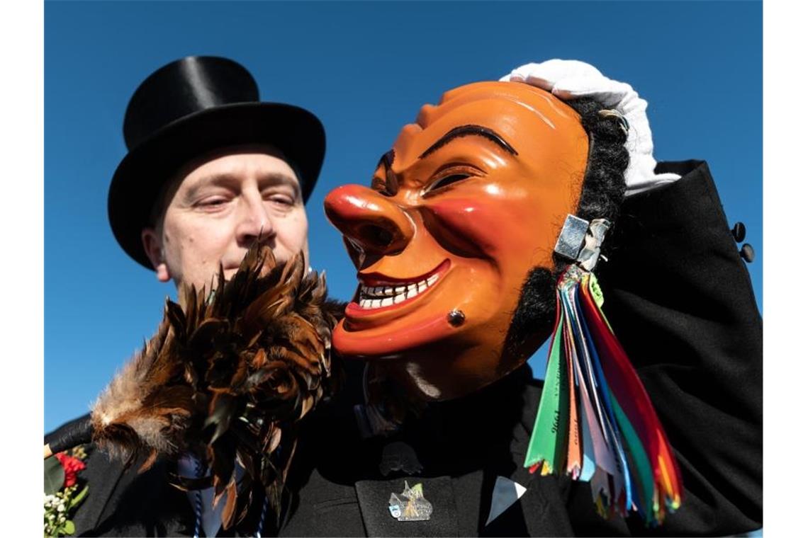 Im Südwesten sind die Narren los: Fastnacht beginnt Traditionelles Häsabstauben. Foto: Patrick Seeger/dpa