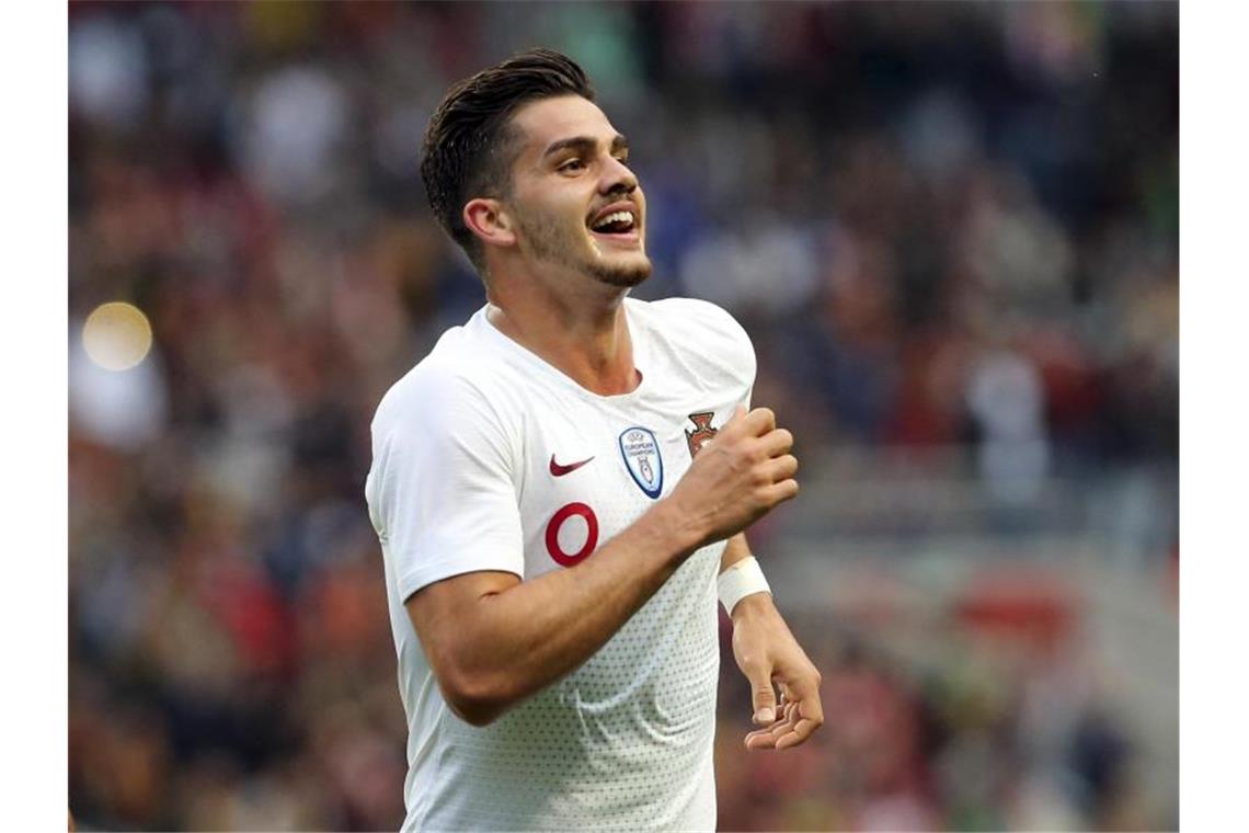 Trägt ab sofort das Eintracht-Trikot: André Silva. Foto: Armando Franca/AP