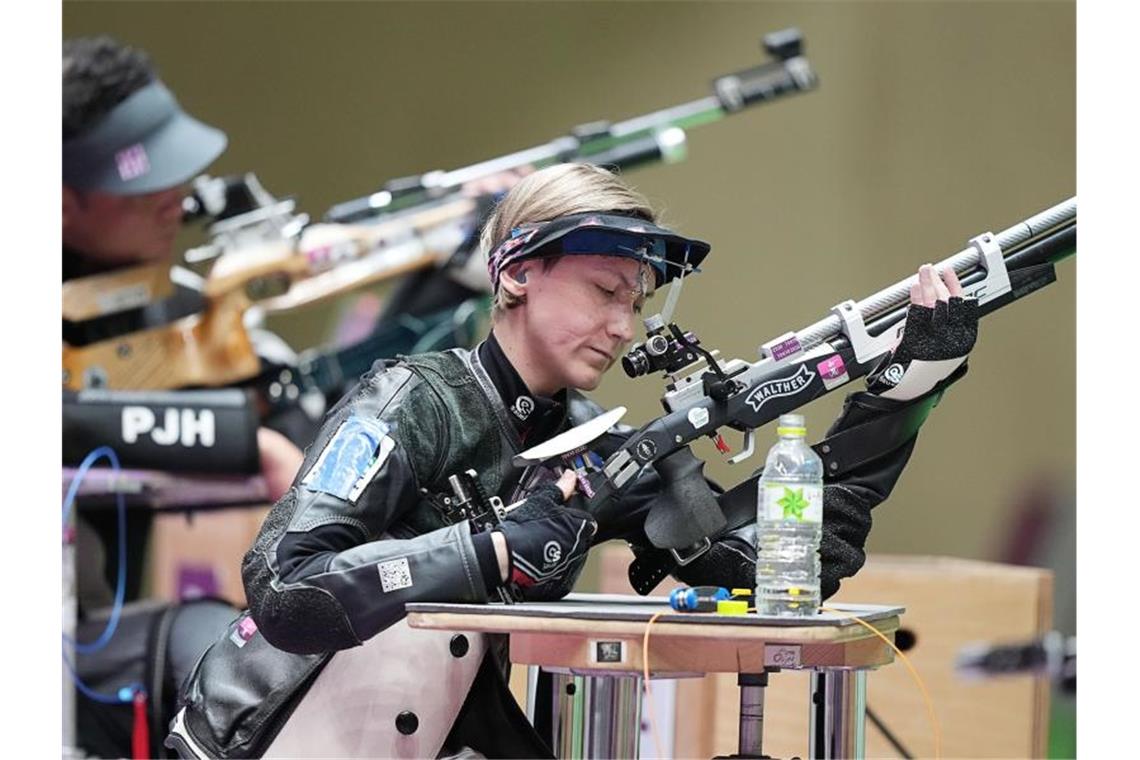 Trägt die deutsche Fahne bei der Paralympics-Schlussfeier in Tokio: Natascha Hiltrop. Foto: Xiong Qi/XinHua/dpa