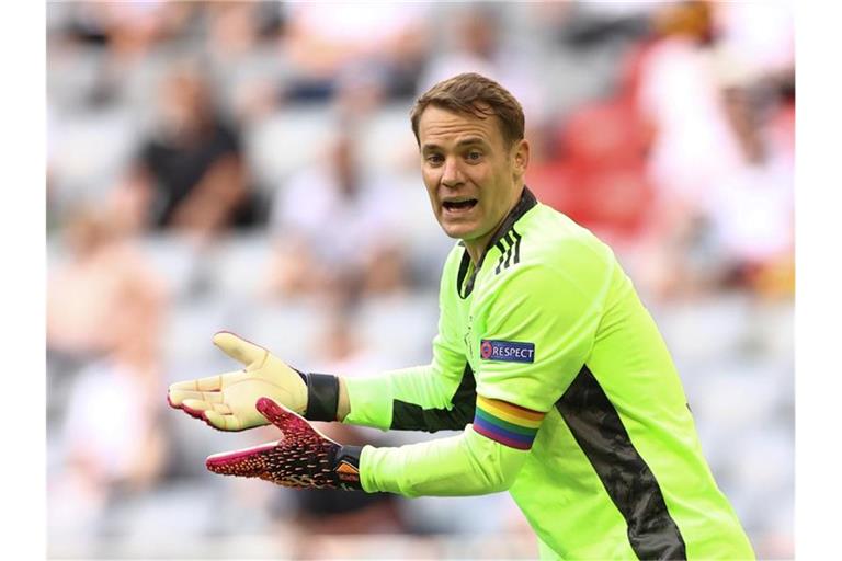 Trägt eine Kapitänsbinde in Regenbogenfarben: Deutschlands Torhüter Manuel Neuer. Foto: Christian Charisius/dpa