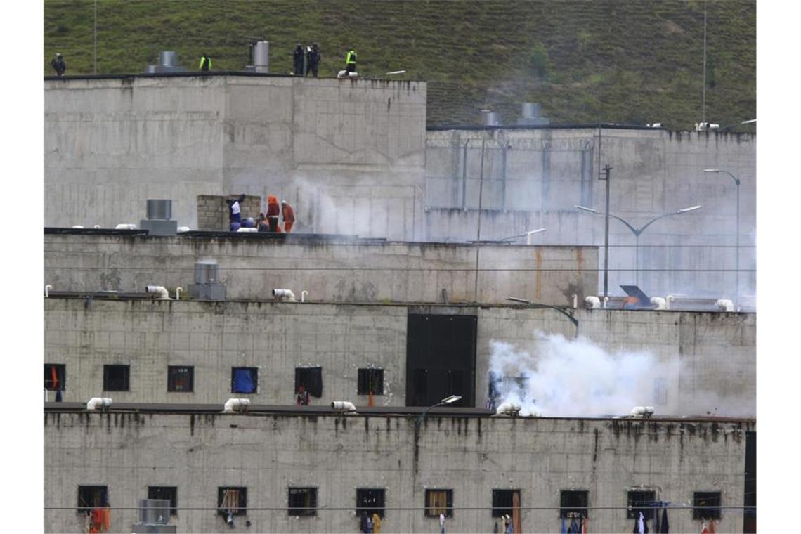 Tränengas steigt aus Teilen eines Gefängnisses in der Stadt Cuenca auf. Foto: Marcelo Suquilanda/AP/dpa