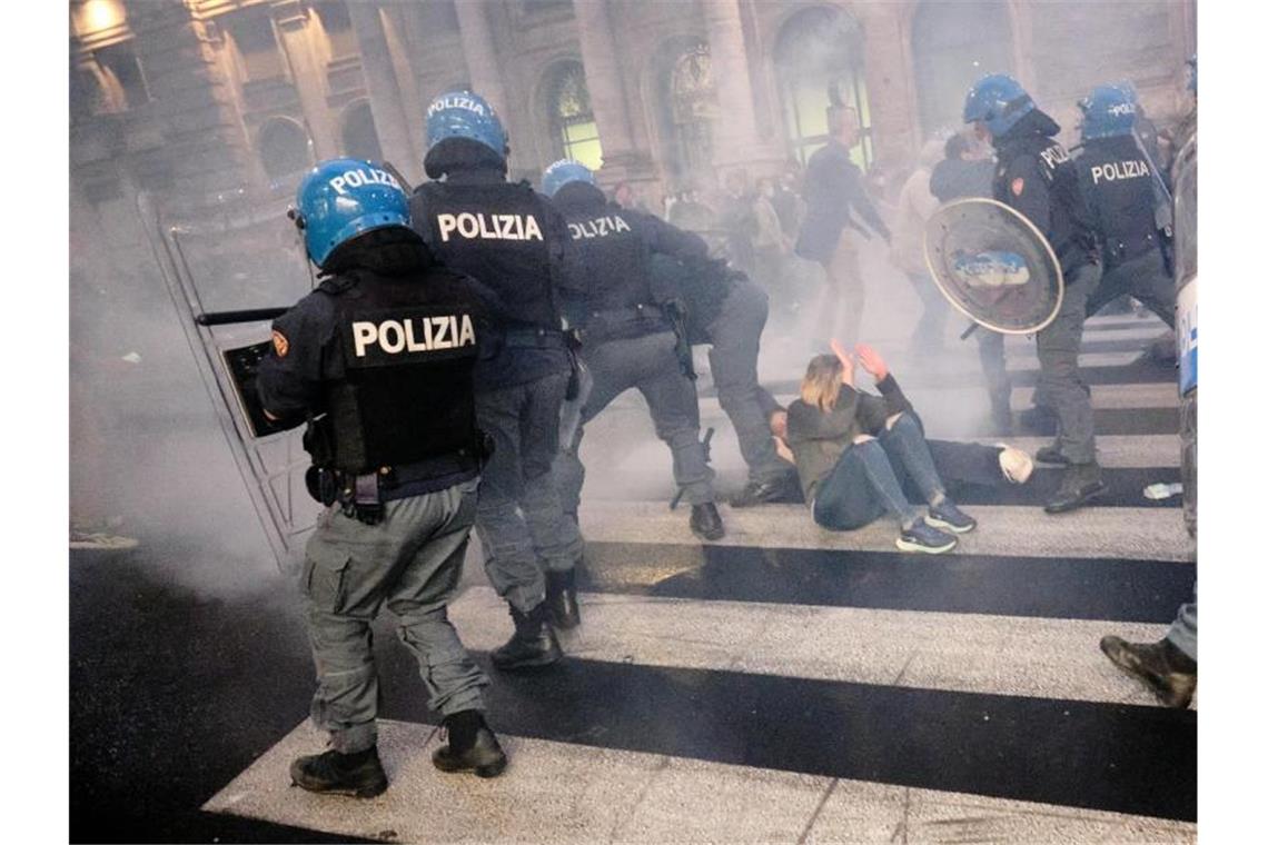 Tränengas weht über eine Straße. Foto: Mauro Scrobogna/LaPresse via ZUMA Press/dpa