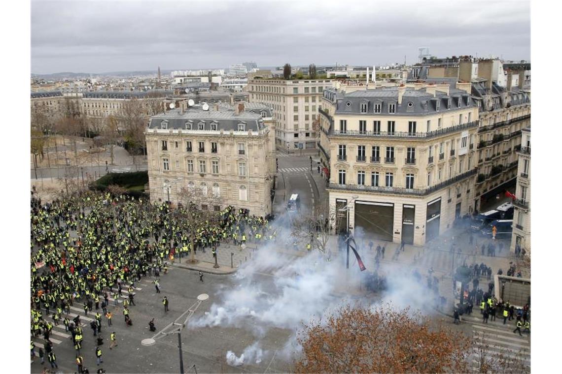 Tränengaseinsatz gegen „Gelbwesten“ in Paris. Foto: Michel Euler/AP