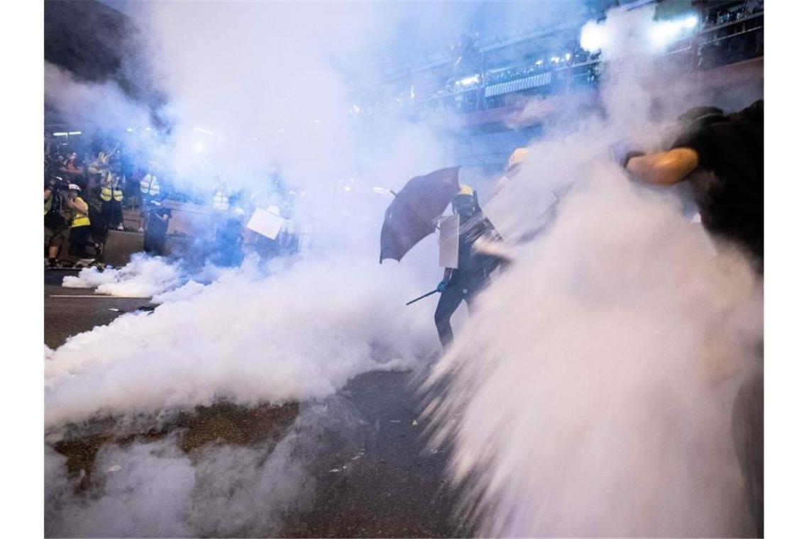 Hunderte Hongkonger protestieren am Airport gegen Regierung Tränengaskanister landen inmitten von Demonstranten. In Hongkong wollen wieder Hunderttausende auf die Straße gehen. Foto: Geovien So/SOPA Images via ZUMA Wire