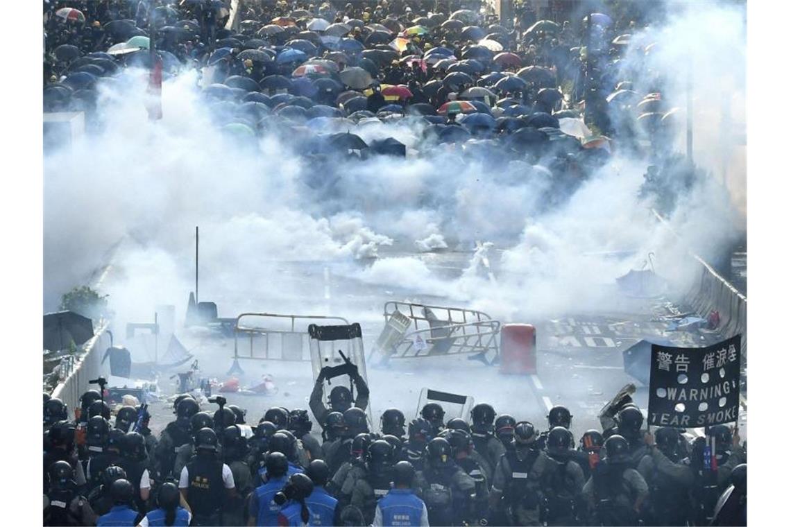 Tränengasnebel in Hongkong: Trotz eines Verbots sind am chinesischen Nationalfeiertag Zehntausende für Demokratie und Menschenrechte auf die Straße gegangen. Foto: ---/kyodo/dpa