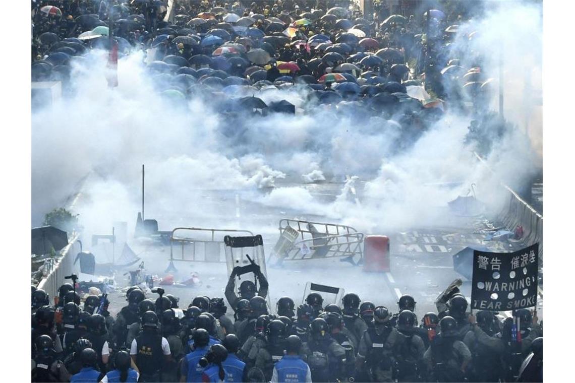 Proteste in Hongkong: Schuss auf Aktivisten schürt neue Wut Tränengasnebel in Hongkong: Trotz eines Verbots sind am chinesischen Nationalfeiertag Zehntausende für Demokratie und Menschenrechte auf die Straße gegangen. Foto: ---/kyodo/dpa