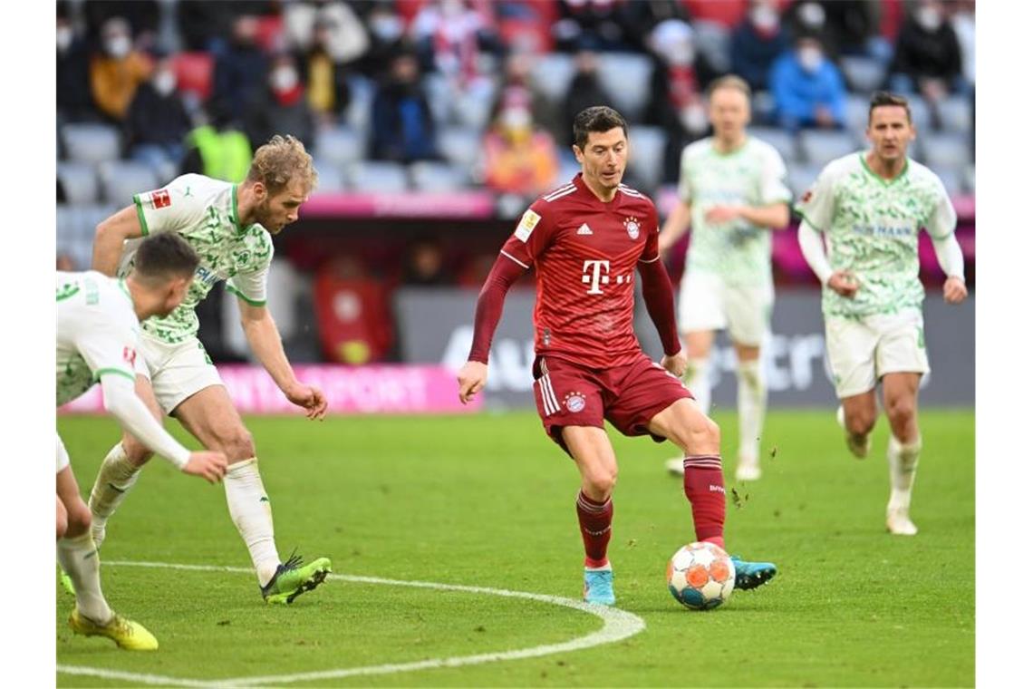 Lewandowski ruft Bayern-Wochen der Arbeit aus Traf auch gegen Greuther Fürth: Bayern-Stürmer Robert Lewandowski. Foto: Tobias Hase/dpa