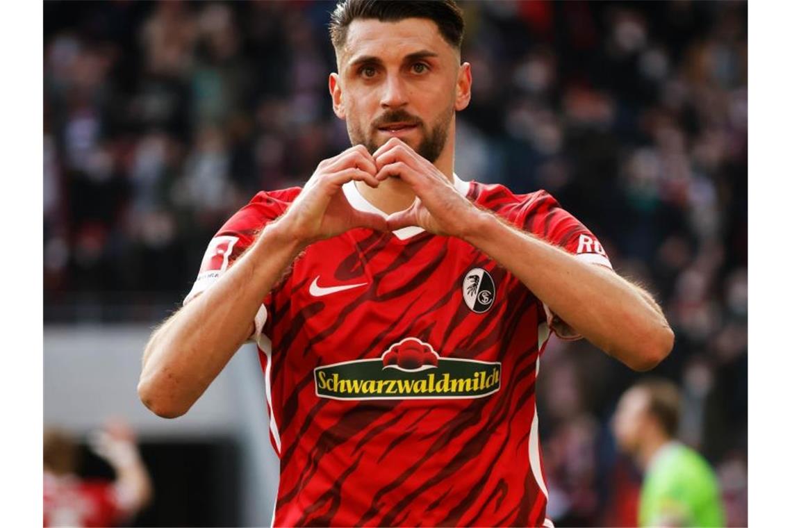 Traf erstmals doppelt in einer Bundesliga-Partie: Freiburgs Vincenzo Grifo jubelt hier über sein zweites Tor. Foto: Philipp von Ditfurth/dpa