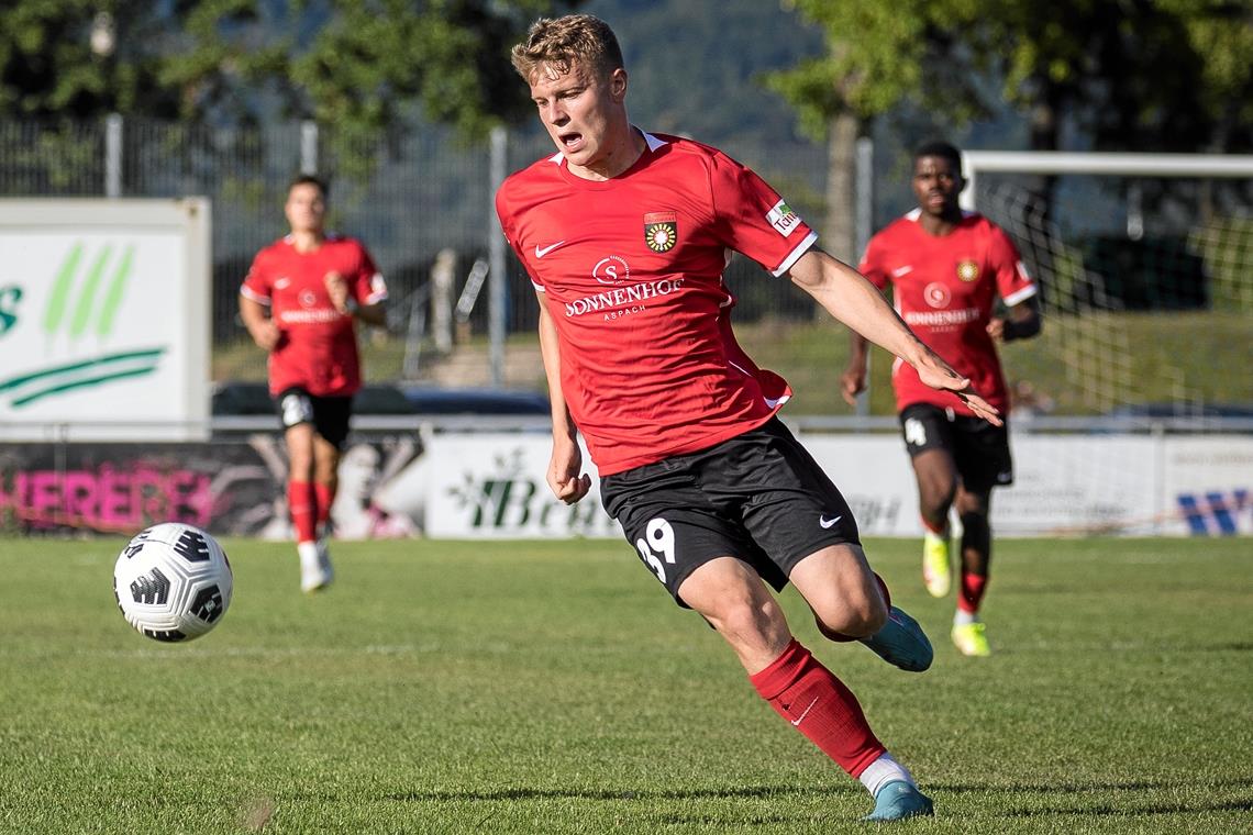 Die SG Sonnenhof Großaspach träumt sich ins Aus Traf früh zum 1:0: Nico Engel. Mit der Aspacher Herrlichkeit war es beim Außenseiter aus dem Kurort in der Göppinger Ecke nach der Halbzeit aber rasch vorbei. Foto: Alexander Becher