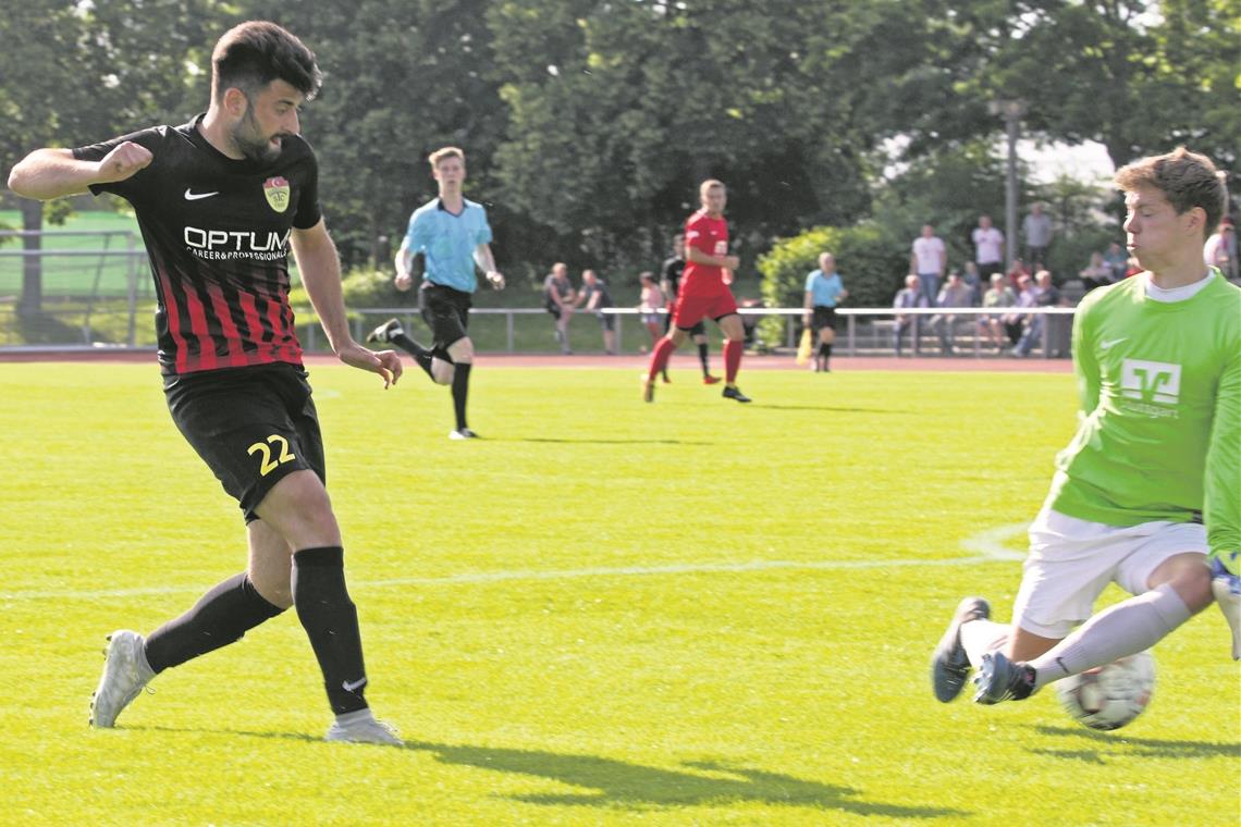 Schwaikheim gewinnt verrücktes Spiel Traf gegen SchwaikheimII insgesamt viermal, verlor mit dem TSC am Ende aber 5:6 nach Verlängerung: Georgios Michailidis. Foto: R. Steinemann