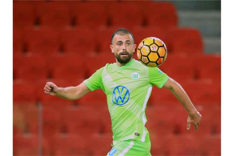 Traf zum 4:0-Endstand in Albanien: Wolfsburgs Admir Mehmedi in Aktion. Foto: Hektor Pustina/AP/dpa
