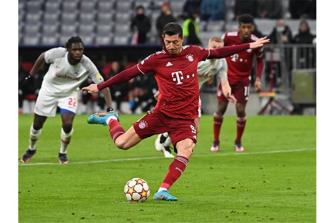 Lewandowski führt Bayern mit Hattrick-Show ins Viertelfinale Traf zweimal souverän vom Punkt: Robert Lewandowski. Foto: Sven Hoppe/dpa