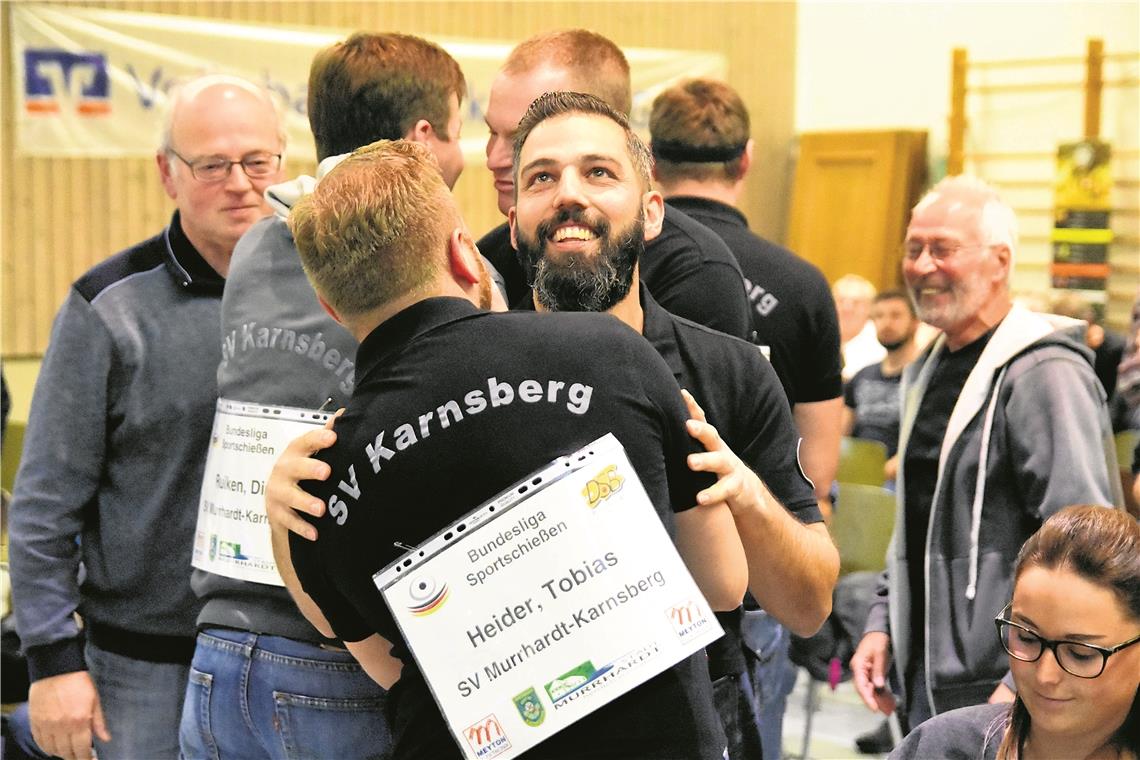 Karnsbergs Schützen zielen doppelt gut Trafen beim Heimwettkampf voll ins Schwarze: Karnsbergs Schützen um Wolfgang Renner und Tobias Heider. Das Murrhardter Bundesliga-Team gewann seine beiden Duelle gegen Meister Ludwigsburg sowie Altheim-Waldhausen und kletterte in der Tabelle auf Platz sechs. Foto: T. Sellmaier