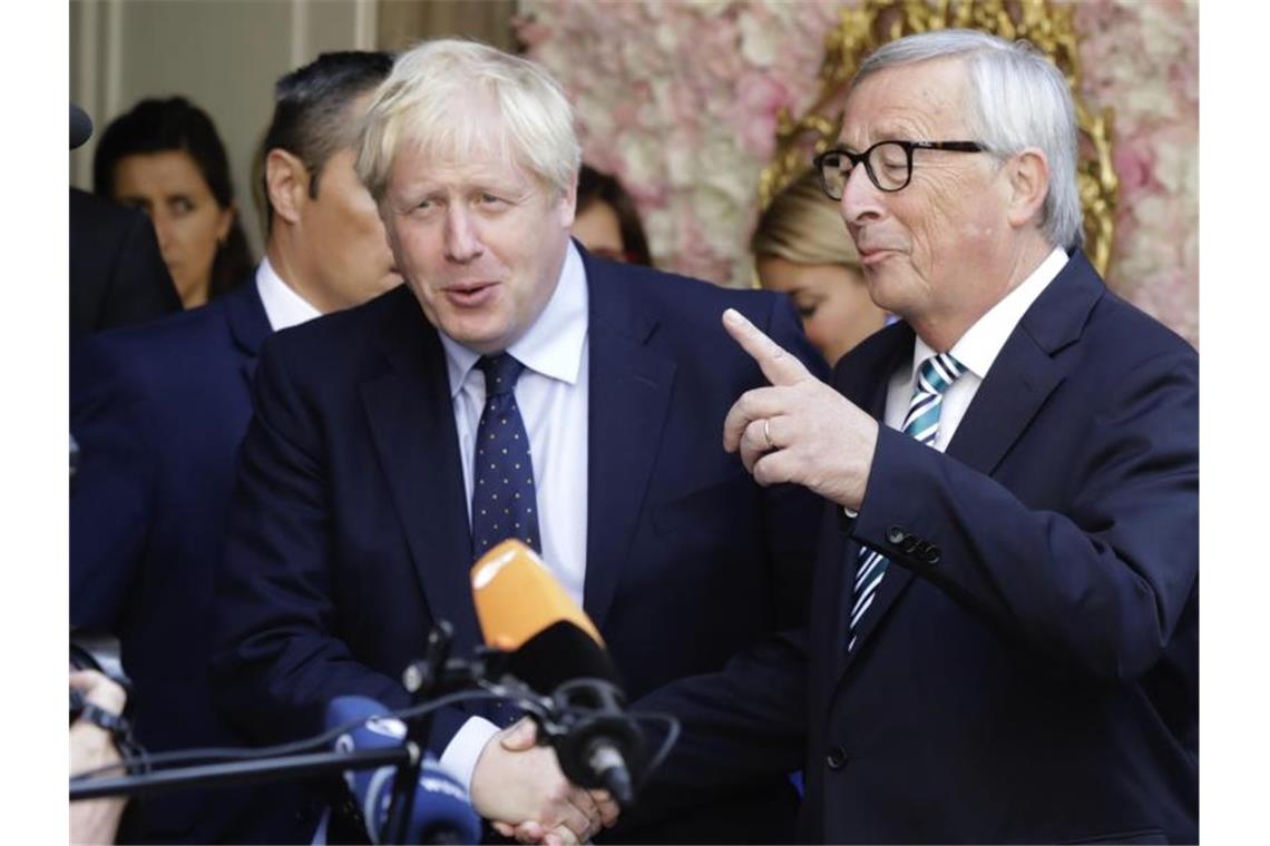 Hoffnung im Brexit-Streit - aber noch keine Fortschritte Trafen sich Anfang der Woche zu einem Gespräch: Boris Johnson (l.) und Jean-Claude Juncker. Foto: Olivier Matthys/AP