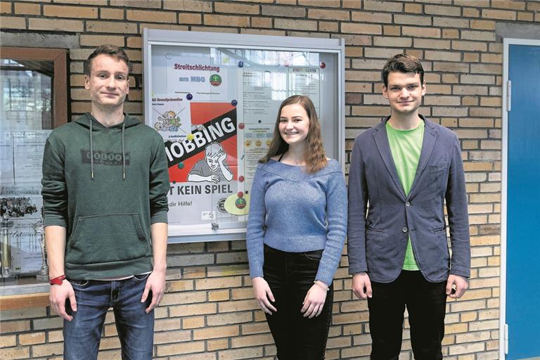 Tragen mit ihrem Engagement zu einem guten Schulklima bei: Philipp Kadereit, Nadine Spitznagel und Simon Müller aus der Jahrgangsstufe zwei. Das 1999 eingeführte Streitschlichtermodell ist ein wichtiger Baustein des personalen und sozialen Lernens am Max-Born-Gymnasium. Foto: J. Fiedler