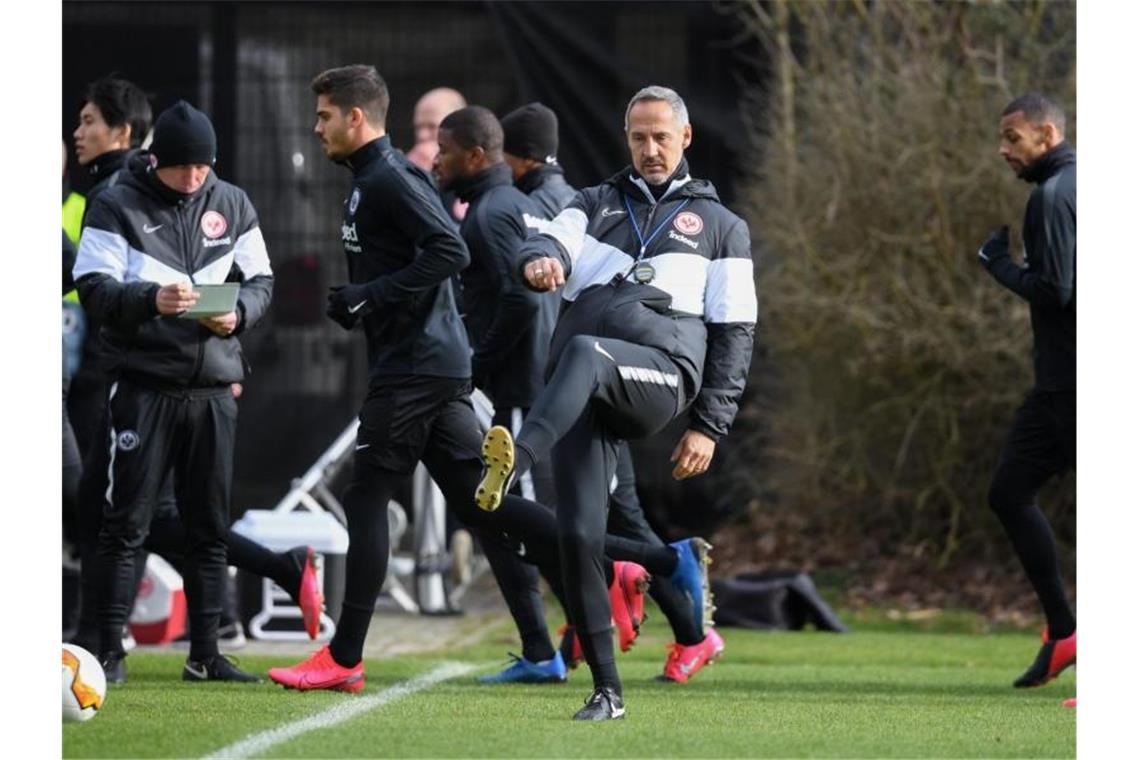 Wie stark ist Eintracht-Gegner Salzburg ohne Haaland? Trainer Adi Hütter (M.) trifft mit Eintracht Frankfurt auf Red Bull Salzburg. Foto: Arne Dedert/dpa