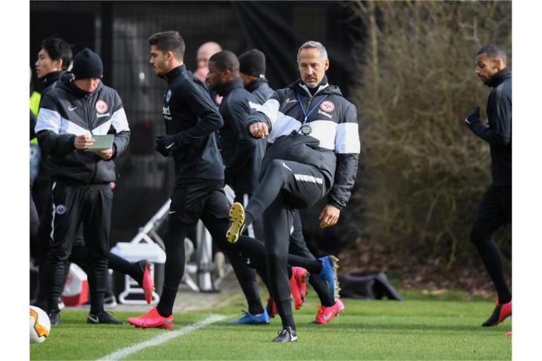 Trainer Adi Hütter (M.) trifft mit Eintracht Frankfurt auf Red Bull Salzburg. Foto: Arne Dedert/dpa