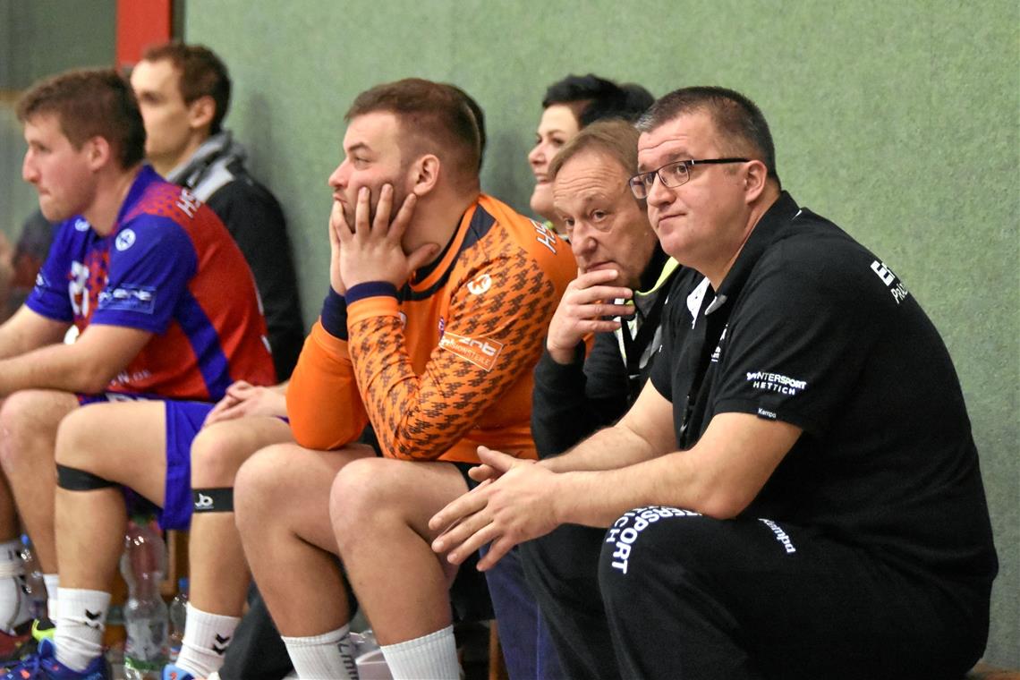 HSG steckt im Tabellenmittelfeld fest Trainer Alexander Belz (rechts) und die HSG-Handballer sind mit der ersten Saisonhälfte nicht zufrieden. Foto: T. Sellmaier