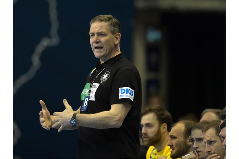 Trainer Alfred Gislason und die deutschen Handballer haben die Olympia-Qualifikation geschafft. Foto: Soeren Stache/dpa-Zentralbild/dpa