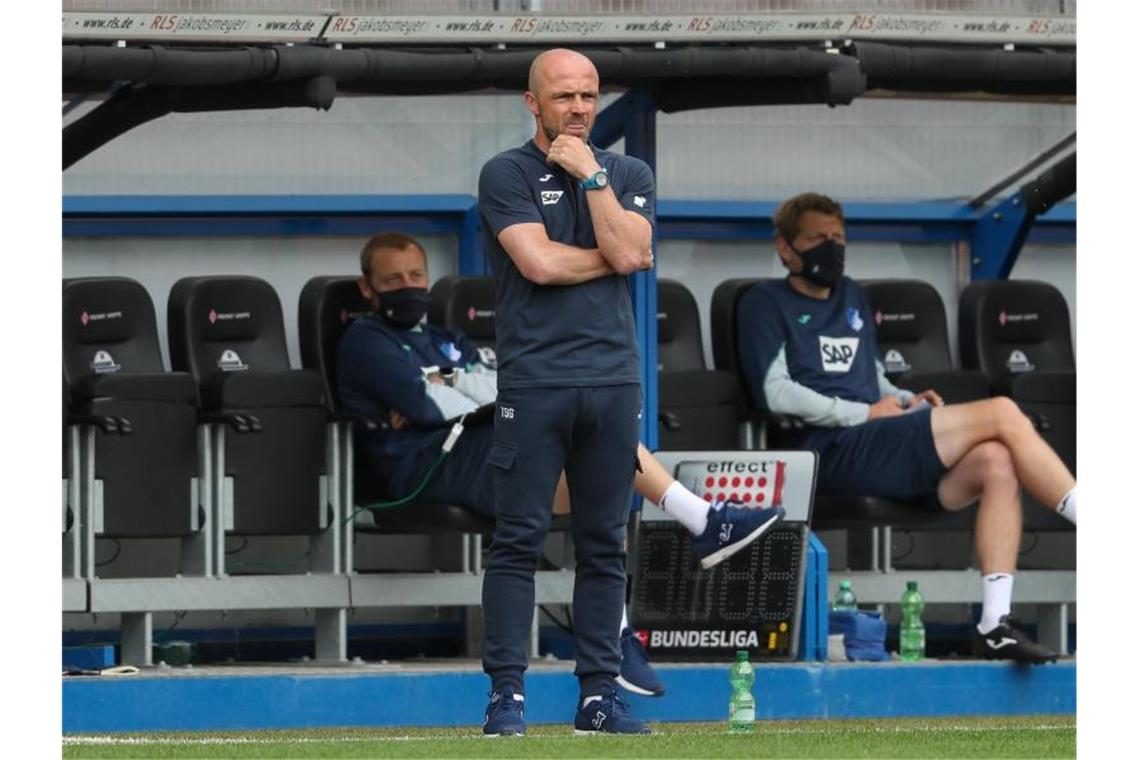 Trainer Alfred Schreuder aus Hoffenheim steht an der Seitenlinie. Foto: Friso Gentsch/dpa