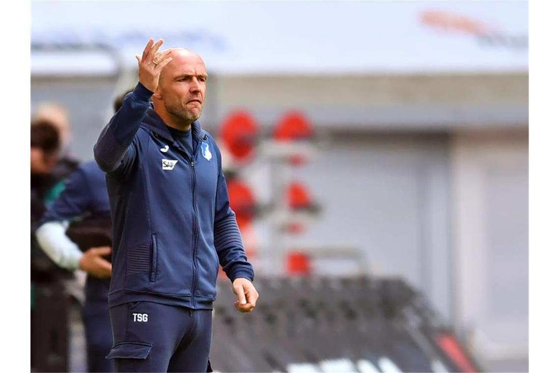 Schreuder muss gehen: Hoffenheim sucht neuen Nagelsmann Trainer Alfred Schreuder von Hoffenheim reagiert an der Seitenlinie. Foto: Marius Becker/dpa-Pool/dpa