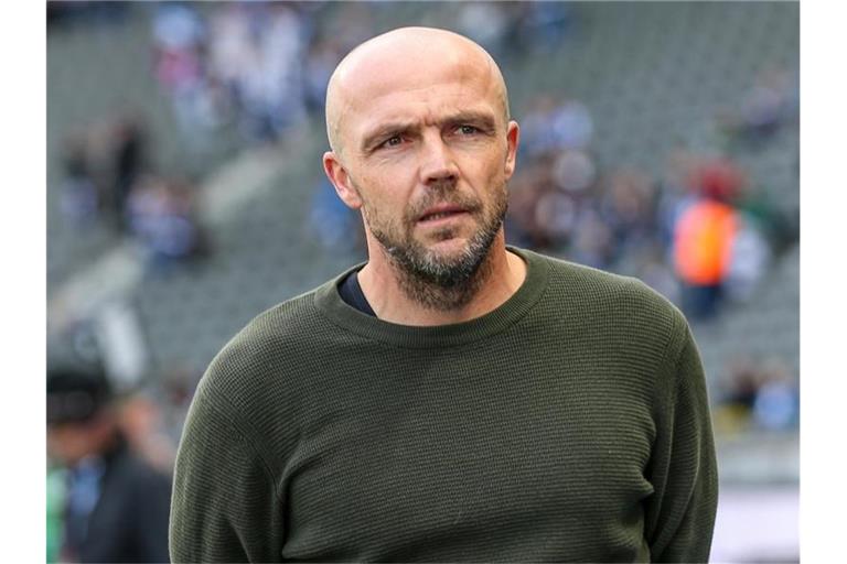 Trainer Alfred Schreuder von TSG Hoffenheim steht vor Spielbeginn auf dem Platz. Foto: Andreas Gora/dpa/Archivbild
