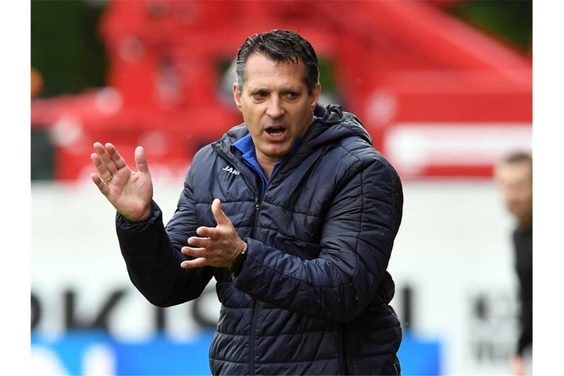 „Total motiviert“: Schwartz neuer Trainer bei Sandhausen Trainer Alois Schwartz klatscht an der Seitenlinie. Foto: Uli Deck/dpa/archivbild