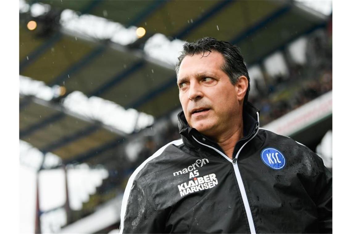 Trainer Alois Schwartz kommt vor dem Spiel ins Stadion. Foto: Tom Weller/dpa/Archivbild/dpa