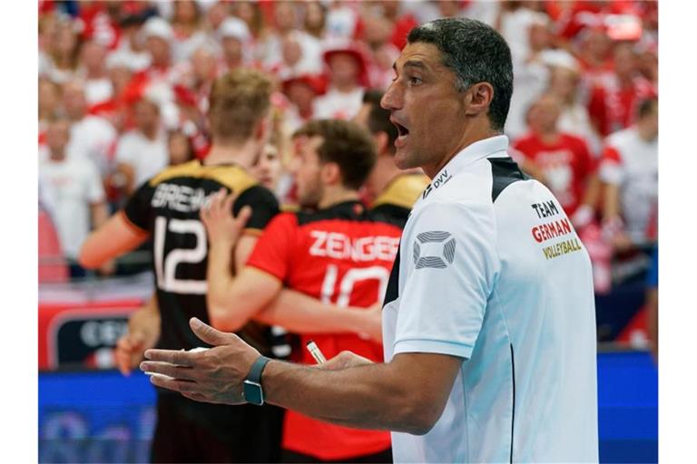 Trainer Andrea Giani will sich mit den deutschen Volleyballern für die Olympischen Spiele qualifizieren. Foto: Vdb / Ronald Hoogendoorn/CEV/dpa