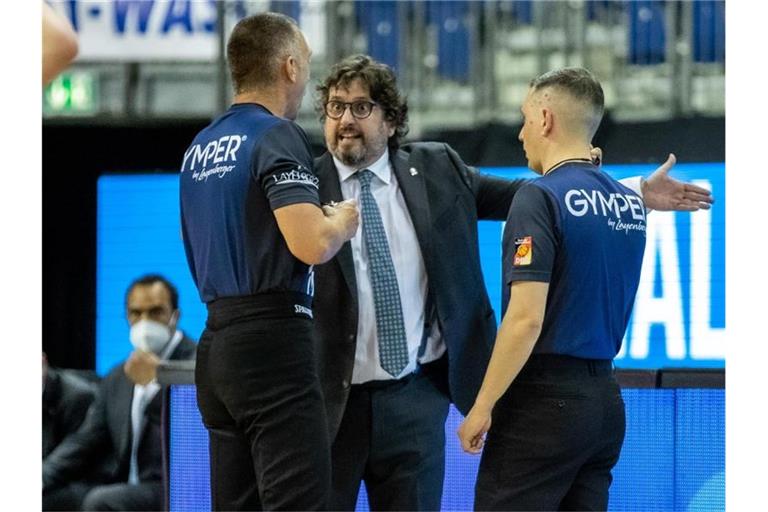 Trainer Andrea Trinchieri (M.) ärgerte sich über technische Fouls seines Teams. Foto: Andreas Gora/dpa