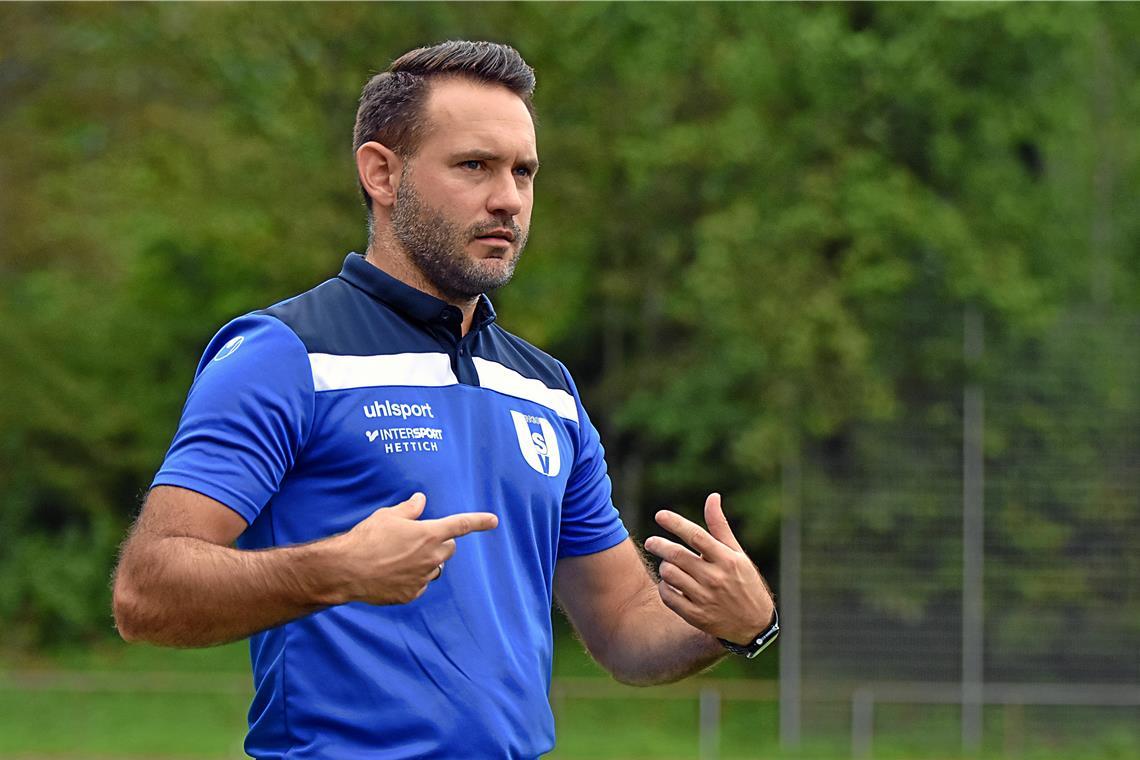 Der SV Unterweissach und der VfR Murrhardt bleiben ohne Verlustpunkt Trainer Andreas Grimmer bleibt mit dem SV Unterweissach auf Erfolgskurs. Foto: Tobias Sellmaier