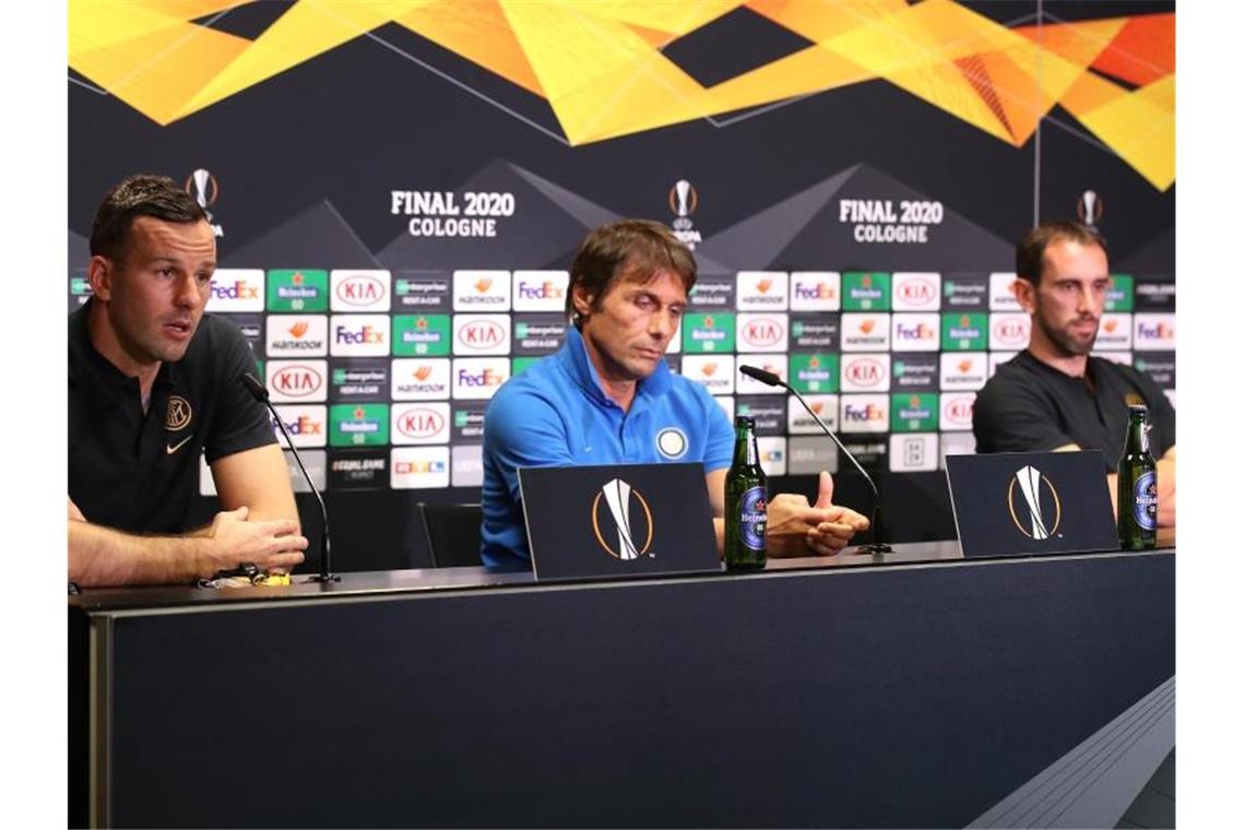 Trainer Antonio Conte, Torwart Samir Handanovic und Diego Godin von Inter Mailand antworten auf die Fragen der Journalisten. Foto: -/Getty Images via UEFA/dpa