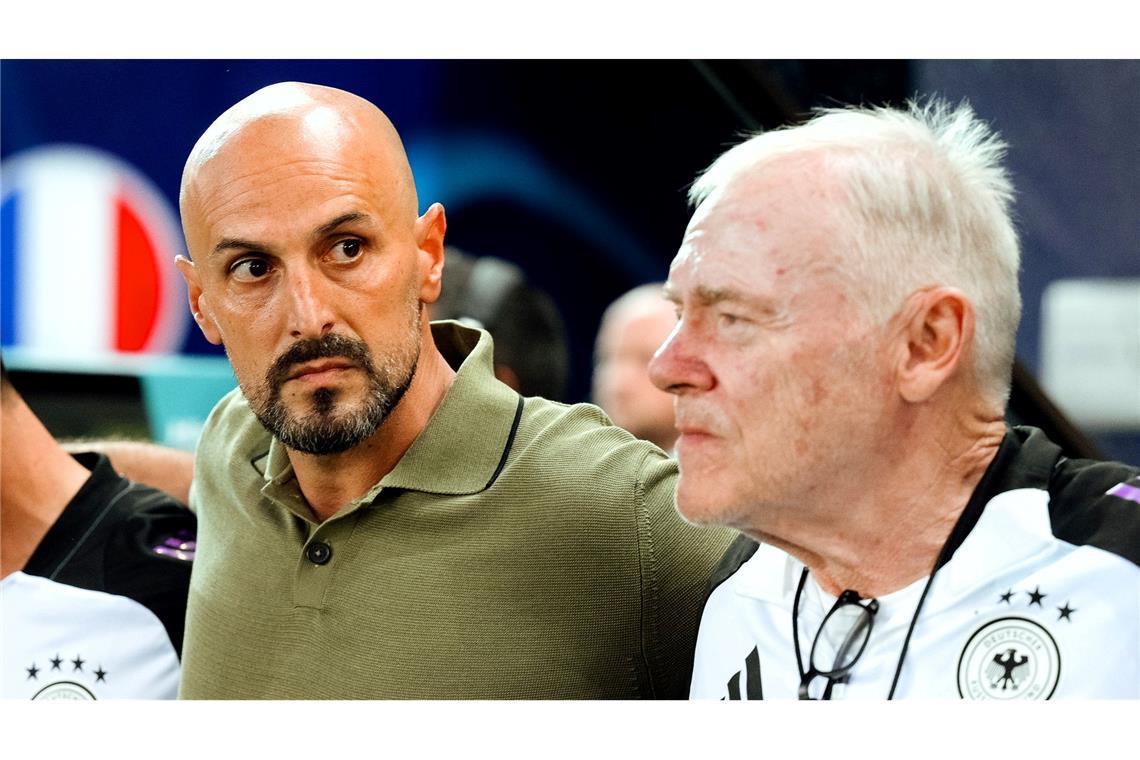 "Das größte Spiel": U21 will Final-Krönung gegen England Trainer Antonio Di Salvo (l) freut sich auf ein großes FInale.
