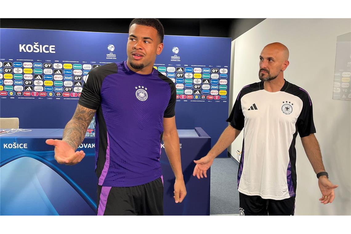 U21 mit "Visionen" ins Halbfinale gegen Frankreich Trainer Antonio Di Salvo (r) und Torhüter Noah Atubolu freuen sich auf das K.o.-Spiel.