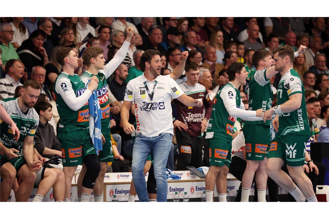 Trainer Ben Matschke und die Bank von Frisch Auf.