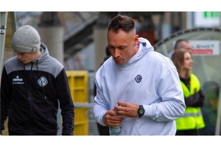 Trainer Beniamino Molinari kann mit einem Sieg im Nachholspiel in Nöttingen die Oberliga-Tabellenführung mit dem VfR Aalen ausbauen.   

IMAGO/Eibner-Pressefoto/Luan Bahtijari