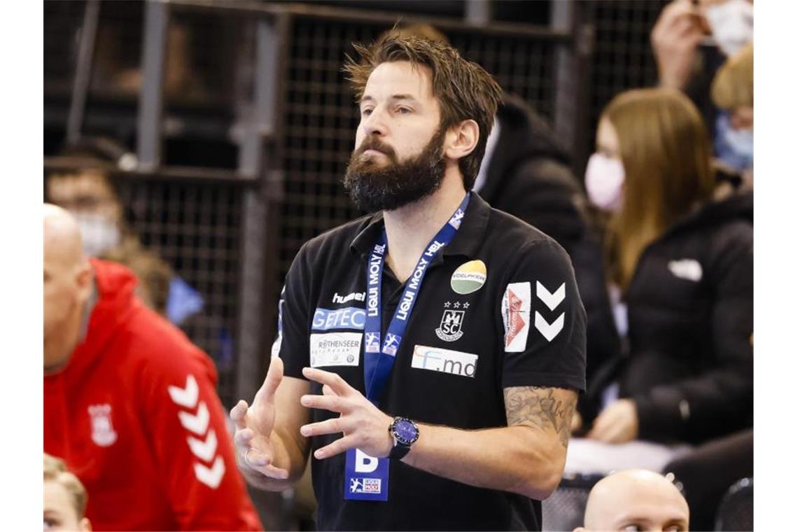 SCM-Coach Wiegert: „Wussten, dass es uns irgendwann trifft“ Trainer Bennet Wiegert und seine Magdeburger kassierten die erste Saisonniederlage. Foto: Frank Molter/dpa