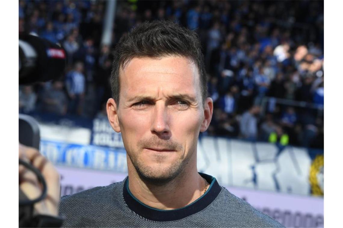 Trainer Christian Eichner steht im Stadion. Foto: Uli Deck/dpa/Archivbild