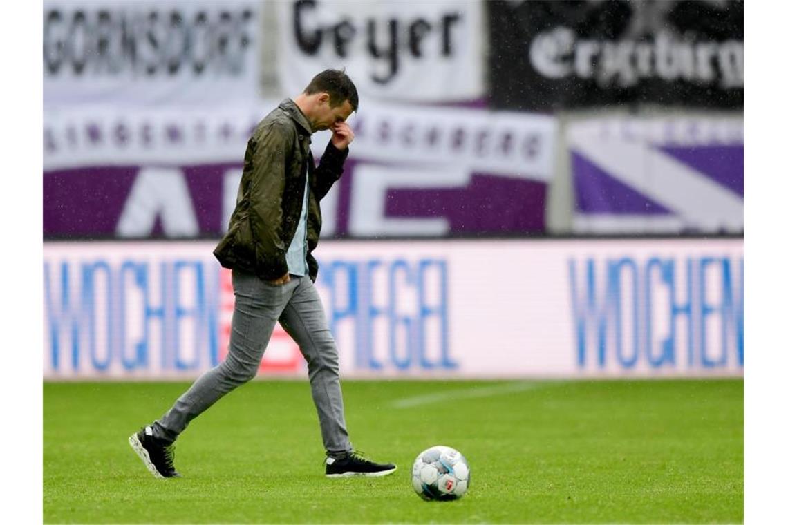 Trainer Christian Eichner von Karlsruhe geht nach Spielende vom Platz. Foto: Robert Michael/dpa-Zentralbild/Pool/dpa