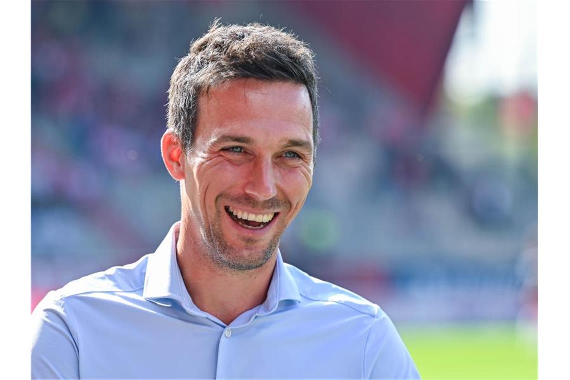 Eichner will beim KSC weiter vorangehen Trainer Christian Eichner von Karlsruhe steht vor dem Spiel lachend im Stadion. Foto: Armin Weigel/dpa