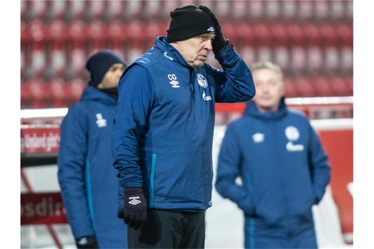 Trainer Christian Gross vom FC Schalke 04 fasst sich an den Kopf. Foto: Andreas Gora/dpa