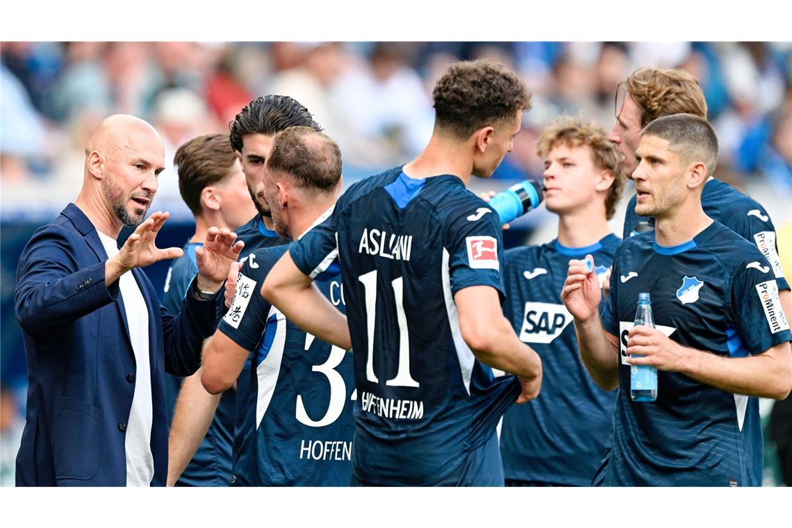 Trainer Christian Ilzer (l, 1899 Hoffenheim) spricht mit seinen Spielern. Für Hoffenheim ist das Rennen um einen Champions-League-Platz noch nicht vorbei.
